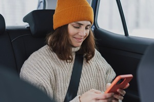 Femme bien couverte dans une voiture.jpg