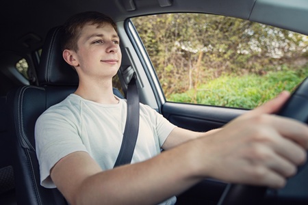 Jeune homme au volant.jpg
