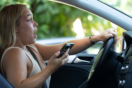 Femme prenant peur au volant.jpg