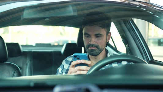 Homme avec téléphone au volant.jpg